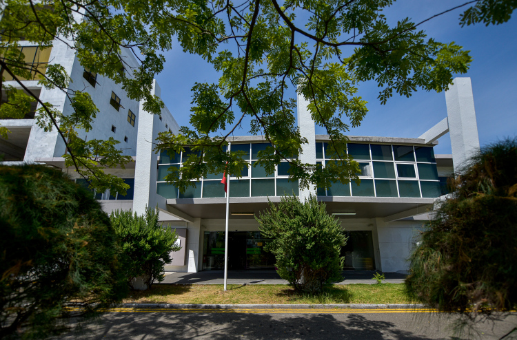 ހަދަމުން އަންނަ އިމާރާތަކުން މީހަކު ވެއްޓި ބަނޑަށް ދަގަނޑެއް ހެރިއްޖެ