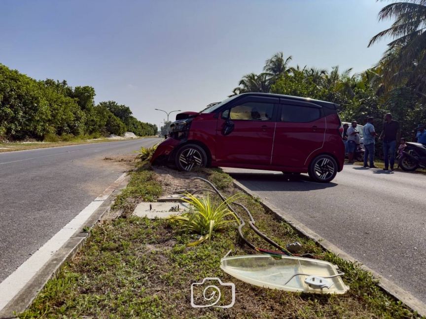 ފޮނަދޫ ލިންކުރޯޑުގައި ކާރެއް ކޮންޓްރޯލްނުވެ، އެކްސިޑެންޓެއް ހިނގައި، ދެ މީހުންނަށް އަނިޔާވެއްޖެ