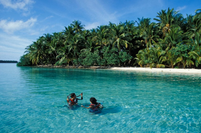 ފުޅަދޫގައި ފަތުރުވެރިން ނިވާކަން ކުޑަކޮށް ހެދުން އަޅައިގެން އުޅޭނަމަ، ގެސްޓްހައުސްއަށް 750 ރުފިޔާގެ ޖޫރިމަނާއެއް