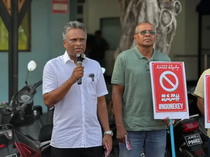 އަގުހެޔޮކޮށް ގަނެފައިވާ ތެޔޮ އަގުބޮޑުކޮށް ރައްޔިތުންނަށް ވިއްކައި ސަރުކާރުން ޒުވާނުންނަށް އޮޅުވާލައިފި: އާޒިމް