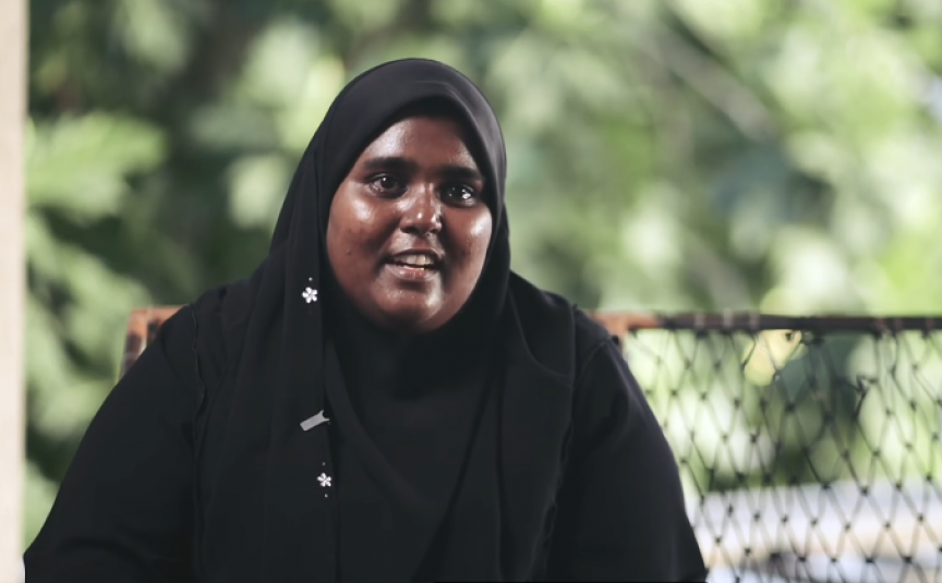 ވަންނާނެ ތަނެއް ނެތި، ހާލުގައި އުޅުނު މި މަންމައާއި 3 ކުދިންނަށް މަމްސް އެއިޑުން ޒަމާނީ ބޮޑު ގެއެއް