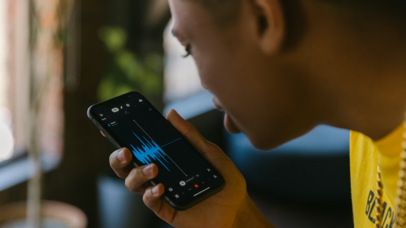 އޯޑިއޯ ރެކޯޑިން ހުއްޓުވުމަށް އޭއައި ޕޯޓަބަލް ޑިވައިސްއެއް!