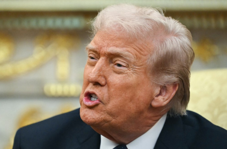 އެންމެފަހުން ޓްރަމްޕާއި ޕޯޕް ވެސް "ތަޅައިގެންފި"