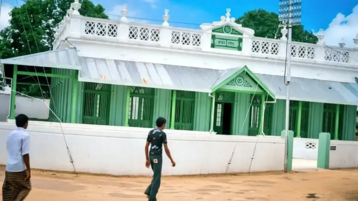 ބަންޑަރާ މިސްކިތުގެ ކުރީގެ ފޮޓޯ އެއް: 100 އަހަރު ވާން ކައިރި ވެފައިވާ މި މިސްކިތަކީ ތާރީހީ ތަރިކަ އެއްގެ ގޮތުގަ ރާއްޖޭގެ ތާރީހު ދިރާސާ ކުރާ ގިނަ ބަޔަކު ފާހަގަކުރޭ