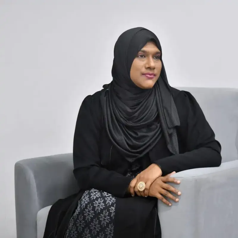 ރައީސް މުއިއްޒުގެ ކޮއްކޮ، މެންބަރު ސައުދާގެ އެކައުންޓަށް 2.4 މިލިއަން ރުފިޔާ ނަގުދު ފައިސާއިން ޖަމާކުރި މައްސަލައެއް ފެންމަތިވެއްޖެ