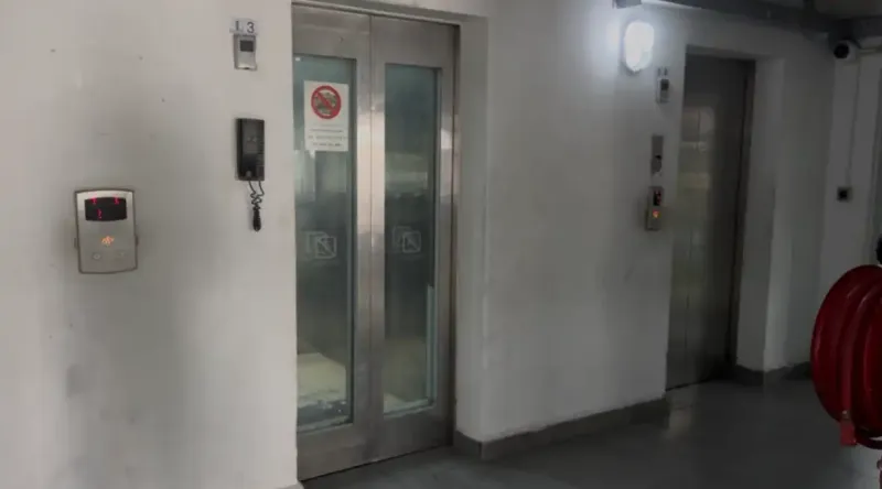 ހިޔާ ފްލެޓު ޓަވަރު 2 ގެ ލިފްޓަށް މައްސަލަ ދިމާވާތާ އެތައް ދުވަހެއް، ބައެއް ފަހަރު ހުޅުވެނީ ހަމައެކަނި މަތީ ފްލޯއަކުން މީހަކު ތިރިއަށް އަންނަނަމަ!