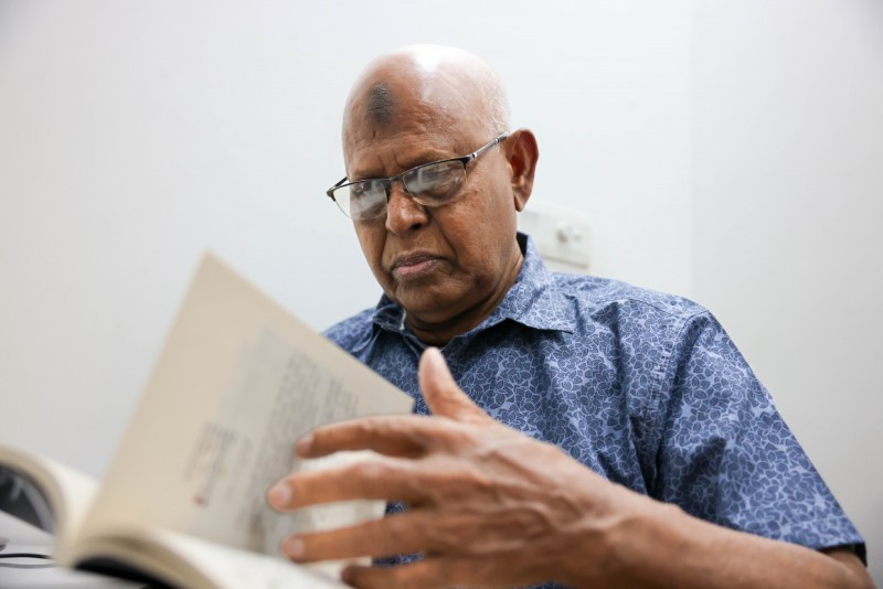ފޮތަށް ނިޒާރުގެ އާދަޔާޚިލާފު ލޯތްބެއް، ފަނަރަހާސް ފޮތުގެ ލައިބްރަރީއަށް 46 އަހަރު!