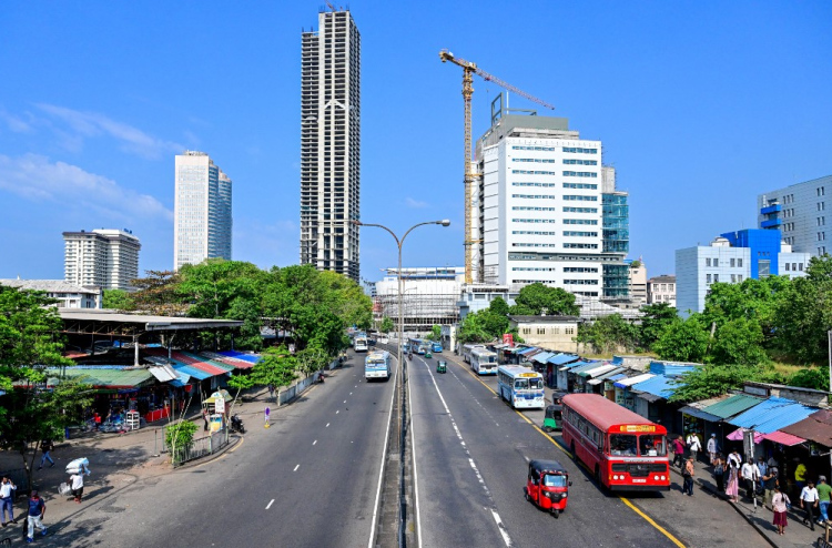 ރޭގަނޑު އިލެކްޓްރިކް ވެހިކަލް ޗާޖުކުރާތީ ލަންކާގައި ޑީސަލާއި ކޯލްގެ ހަރަދު ބޮޑުވަނީ