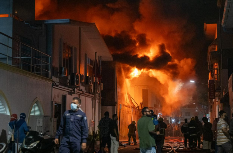 ކެމިކަލް އާއި ގަސްކާނާ ހުރި ގުދަނެއްގައި ރޯވެ އަލިފާނުގެ ބޮޑު ހާދިސާއެއް