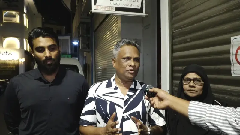 ރައްޔިތުން ތިބީ ސަރުކާރާއި ދޭތެރޭގައި ހިތްހަމަ ނުޖެހިފައި، ބޭނުންވަނީ ބަދަލު ކުރަން: މޭޔަރު އާޒިމް