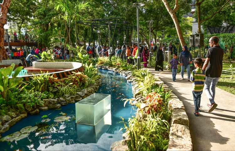 ސަލްޓަން ޕާކް ހުޅުވުމާ އެކު އީދު ކުލަ ގަދަކޮށް ފާހަގަކުރަނީ