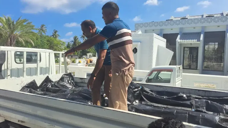 ދިގުރަށުގެ އަލިފާނުގެ ހާދިސާގައި ނިޔާވީ ބޭރަށް ނުކުމެފައި، އަމިއްލަ ތަކެތި ބަލައި އެތެރެއަށް ވަތް މީހުން، ރޯވީ ގޭސް ލީކުވެގެން