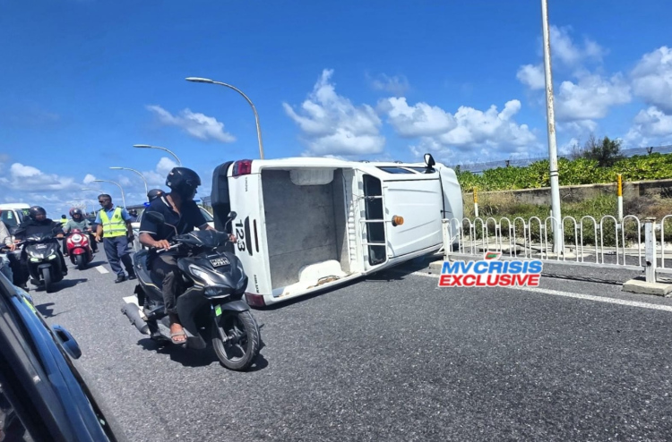 ހައިވޭގައި ވެހިކަލެއް ފުރޮޅާލައި ދެ މީހަކަށް އަނިޔާވެއްޖެ