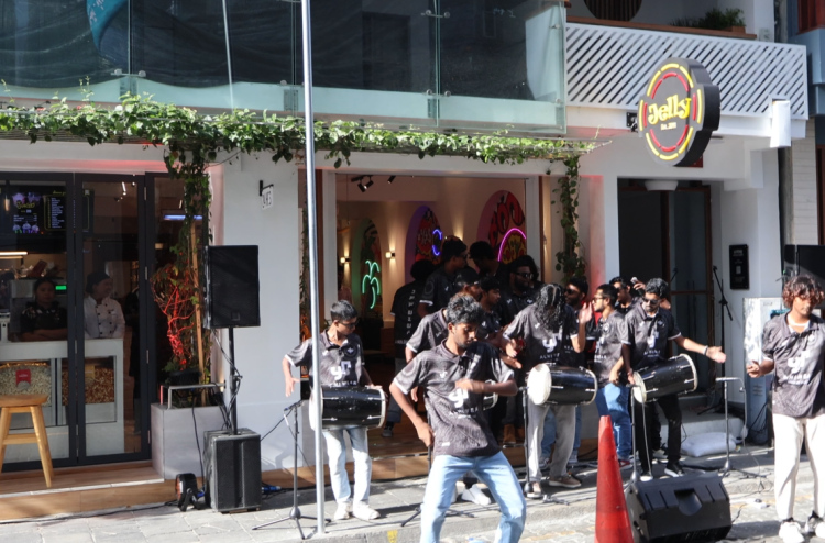 މަޝްހޫރު "ޖެލީ"ގެ އާ އައުޓްލެޓެއް މަޖީދީ މަގުގައި ހުޅުވައިފި