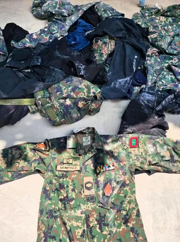 ނ.މިލަދޫގައި ސިފައިންގެ މީހެއްގެ ޔުނީފޯމްތައް މަގު މައްޗަށް އުކާލައިފި