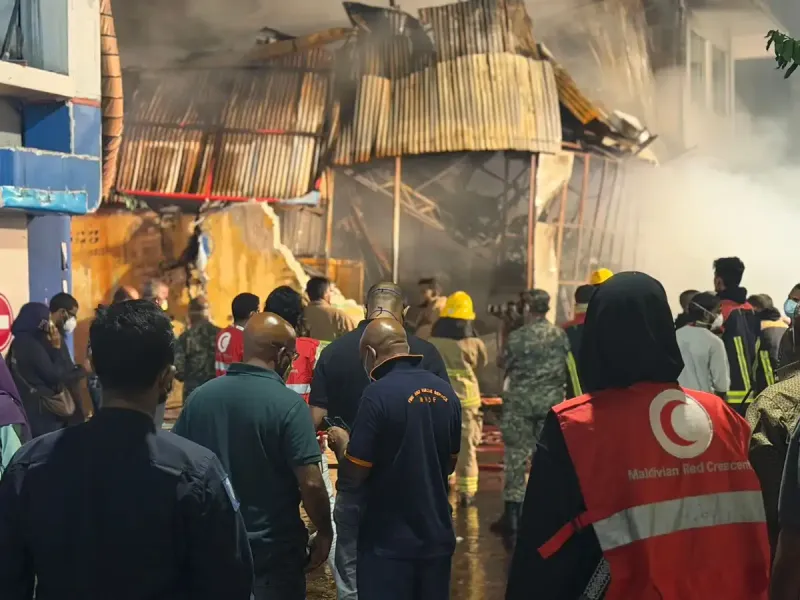 ގަސްކާނާ އާއި ކެމިކަލް ގުދަނުގައި ރޯވި އަލިފާންގަނޑު ނިއްވާލާފަ ވާއިރު، ހާދިސާގައި ހާލުގައި ޖެހިގެން 32 މީހަކު ސޯޝަލް ސެންޓަރަށް