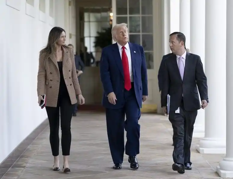 ޓްރަމްޕްގެ ޚާއްސަ މަންދޫބު ސާޖިއޯ ގޯ ރާއްޖެ ވަޑައިގަންނަވަނީ