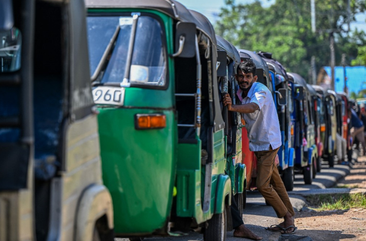 ލަންކާގައި ތެލުގެ އަގު 25 ޕަސެންޓަށް ބޮޑުކޮށްފި