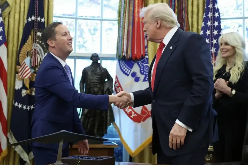 ޓްރަމްޕްގެ މަންދޫބު ސާޖިއޯގެ ދަތުރު ރާއްޖެ އިން ސިއްރު ކޮށްގެން އުޅުމަށް ފަހު، ނޫސްވެރިން ސުވާލު ކުރުމުން ރާއްޖޭގައި އޭނާ ހުންނެވި ކަަމަށް ސަރުކާރުން އެއްބަސްވެއްޖެ