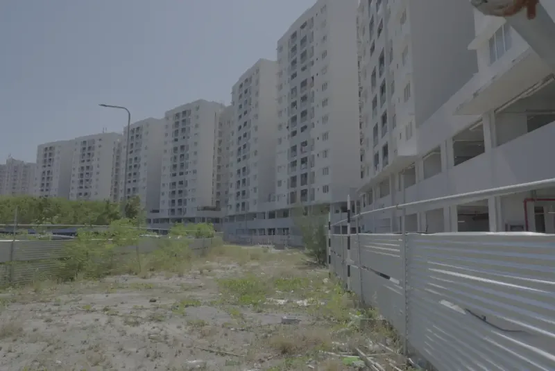 ވިނަރެސް ކުރިމަތީގައި އޮންނަ ހުސް ބިން ޓިނު ޖަހާ ބަންދު ކޮށްފައި އޮންނަތާ ދެ އަހަރަށް ވުރެ ގިނަ ދުވަސް، އެޗްޑީސީގެ ބަހެއް ނެތް!