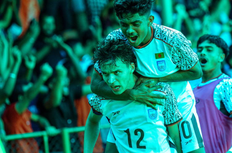 ސުލިވާންގެ ދެ ލަނޑުން ބަންގްލަދޭޝްއިން ޕާކިސްތާނު ބަލިކޮށްފި