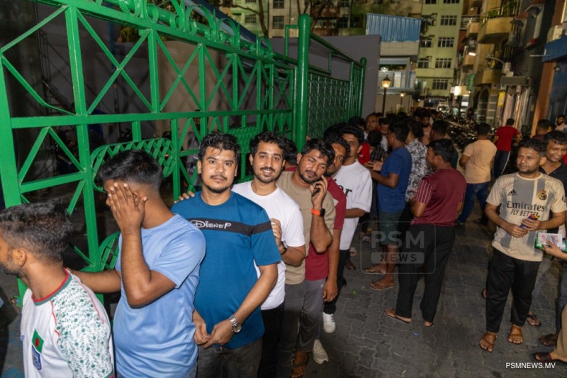 ބަންގްލަދޭޝް، އިންޑިއާ މެޗުގެ ޓިކެޓަށް ދިގު ކިއުއެއް