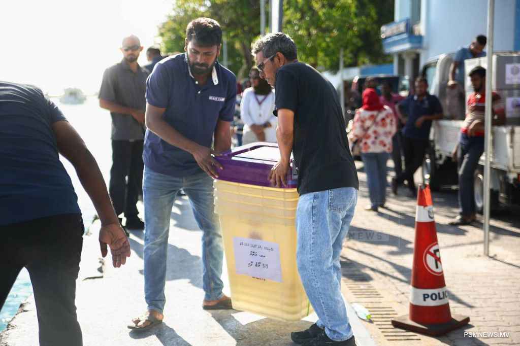 ވޯޓުފޮށިތައް އަތޮޅުތަކަށް ފޮނުވަން ފަށައިފި