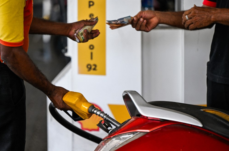 ލަންކާއިން ތެލުގެ ހަރަދު ކުޑަކުރަން މަގުބައްތިތަކާއި ބިލްބޯޑުތައް ނިއްވަން އަންގައިފި