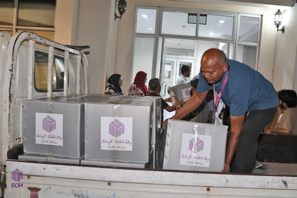 ވޯޓުލާ މަރުކަޒުތަކަށް ބޭނުންވާ ތަކެތި އަތޮޅުތަކަށް ފޮނުވުމުގެ މަސައްކަތް ފަށައިފި