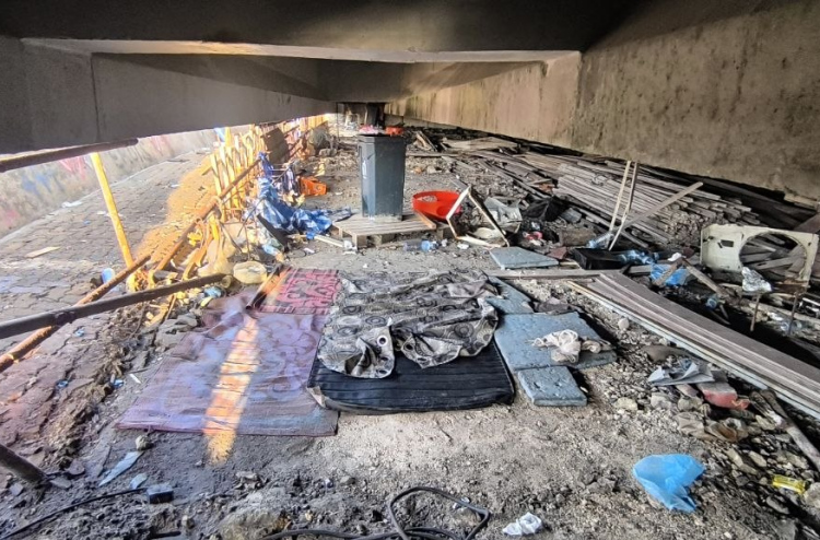 ސިނަމާލެ ބްރިޖު ދަށުގައި ތަންމަތި އަޅައިގެން ބިދޭސީން ދިރިއުޅޭ މައްސަލައެއް ފެންމަތިވެއްޖެ