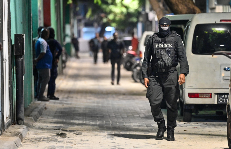 ފުލުހުންގެ ހެކިބަސް ޕޮލިސް ސްޓޭޝަންތަކުގައި ތިބެގެން ނެގޭ ގޮތް ހަދައިފި