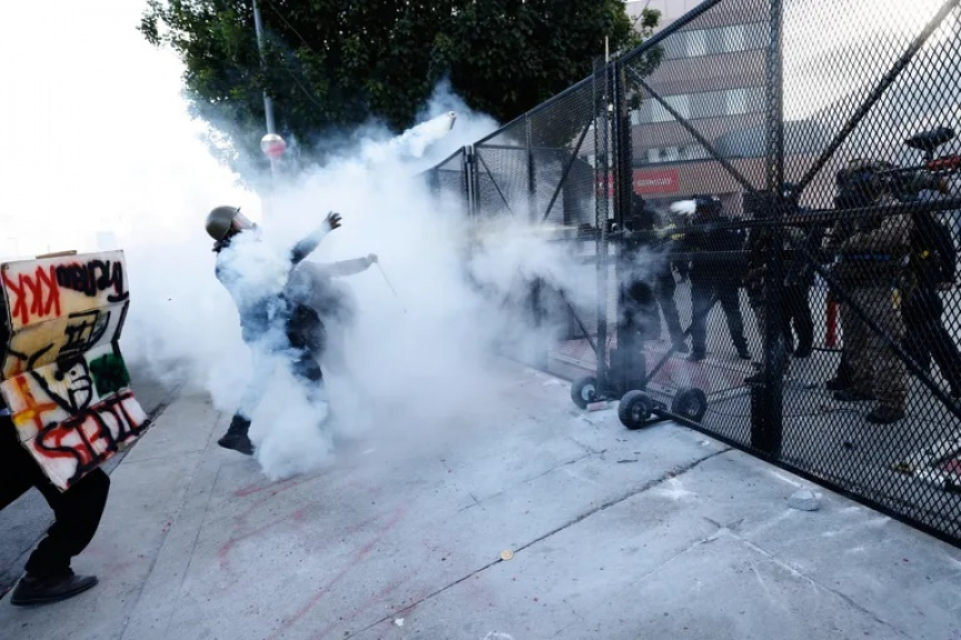 ޓްރަމްޕްގެ ޚުދުމުޚްތާރު ރެޖީމް އާ ދެކޮޅަށް އެމެރިކާގެ ރައްޔިތުން ތެދުވެއްޖެ