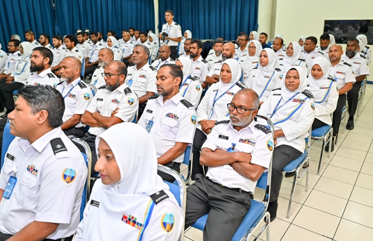 ކަސްޓަމްސްއަށް 48 މުވައްޒަފުން ހޯދަނީ