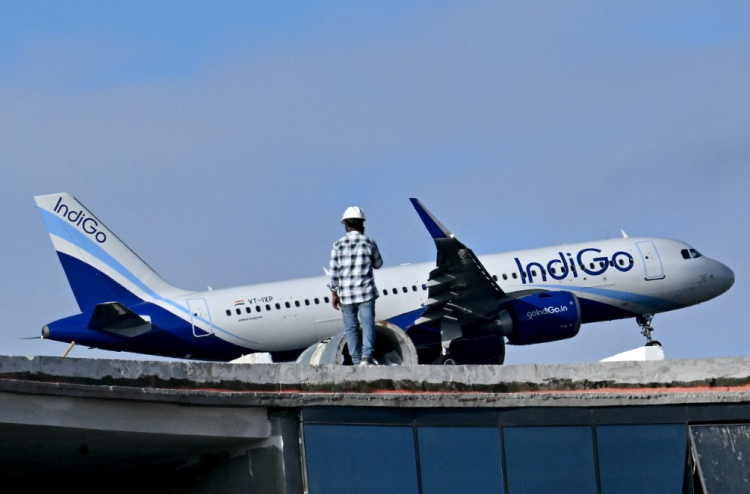 ފަސިންޖަރަކު އިންޑިގޯ ފްލައިޓެއްގެ އިމަޖެންސީ ދޮރު ހުޅުވަން އުޅެފި، ބުނީ ޖިންނި ކުރުވި ކަމެކޭ