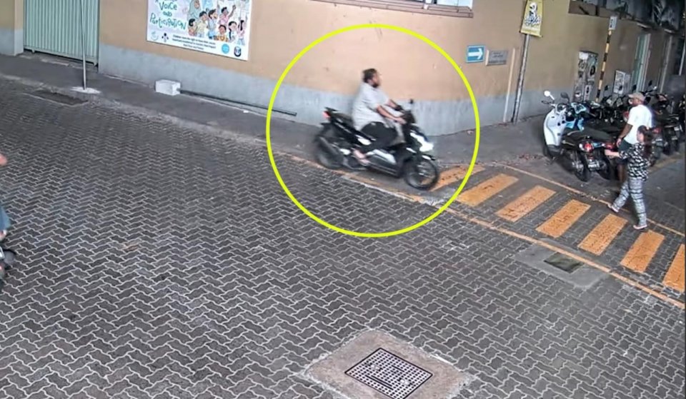 ހިނގާފައި ދިޔަ މީހެއްގެ ގައިގައި ސައިކަލުން ޖެއްސުމަށްފަހު ފިލި މީހަކު ހޯދަނީ