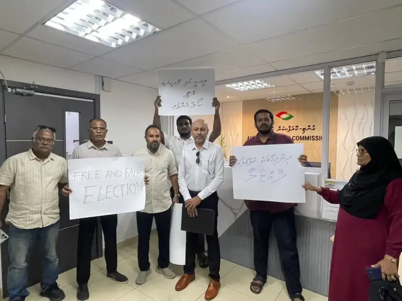 އޭސީސީގެ ރައީސް ޝާމިލް އިސްތިއުފާއަށް ގޮވާލައި، އެކޮމިޝަންގެ ތެރޭގައި އެމްޑީޕީން މުޒާހަރާ ކޮށްފި