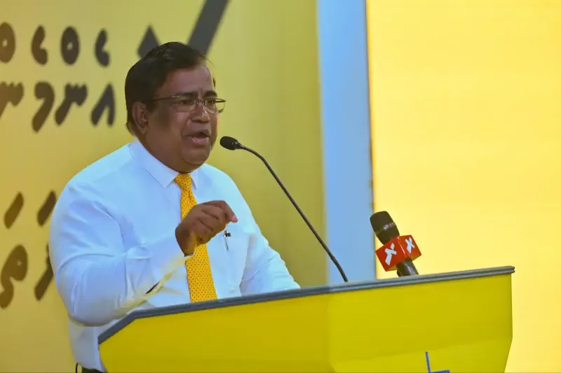 ތިނަދޫ ކޯލްޑް ސްޓޯރޭޖް މަސައްކަތަށް ގެނައި އެކްސްކެވޭޓަރު އޮތީ ނިދާފަ، އެޔެއް ނުހޭލި، މި ސަރުކާރަކަށް ހޭ ނުވެސް ލެއްވޭނެ: ޣަފޫރު