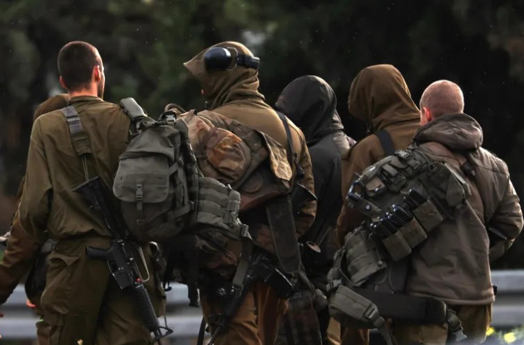 ދަނޑުން ފައިބައި އިޒްރޭލްގެ ކުޅުންތެރިން ހަތިޔާރު ހިފައިގެން ހަނގުރާމައަށް