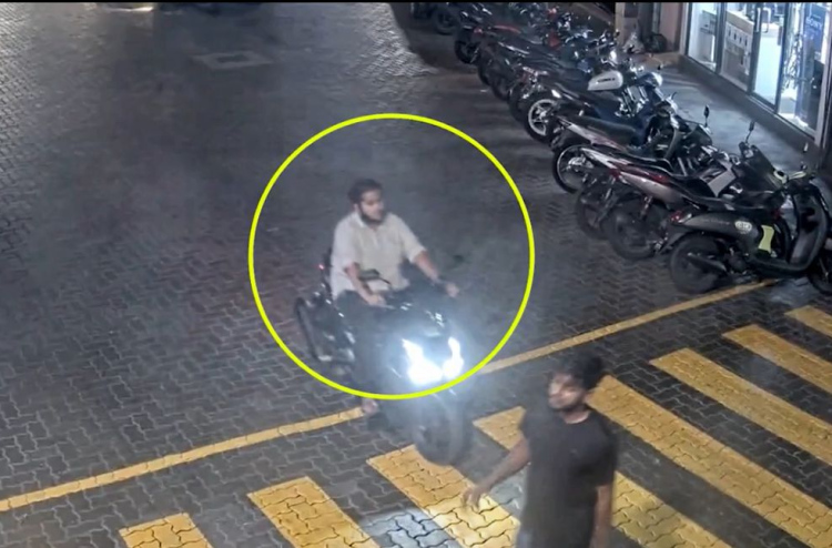 ކަފި ހުރަސްކުރި މީހެއްގެ ގައިގައި ސައިކަލުން ޖައްސައި ފިލި މީހަކު ހޯދަނީ