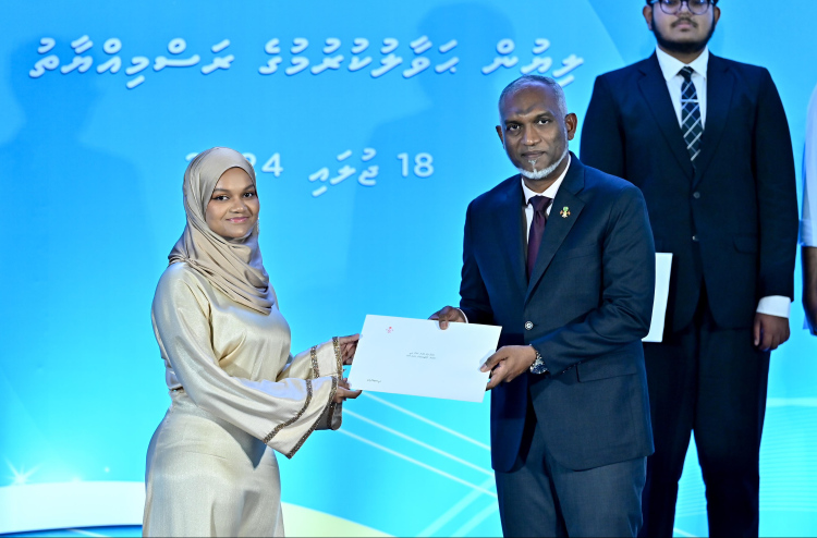 ރައީސްގެ ސްކޮލަޝިޕްގައި ބޭނުން ދާއިރާއަކުން ކިޔެވޭ ގޮތަށް އަލުން ބަދަލުކޮށްފި