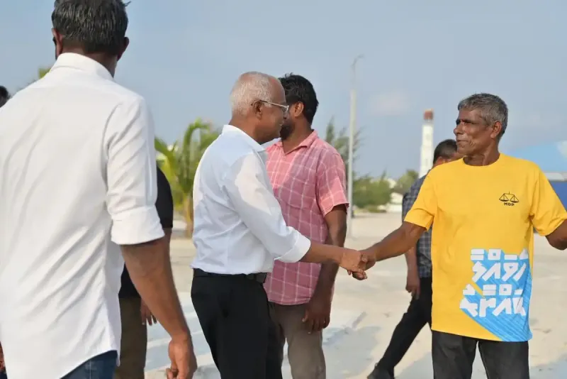 ކުޅުދުއްފުއްޓަށް ވަޑައިގެންނެވުމުން ރައީސް ސޯލިހު އަށް ހޫނު މަރުހަބާއެއް.