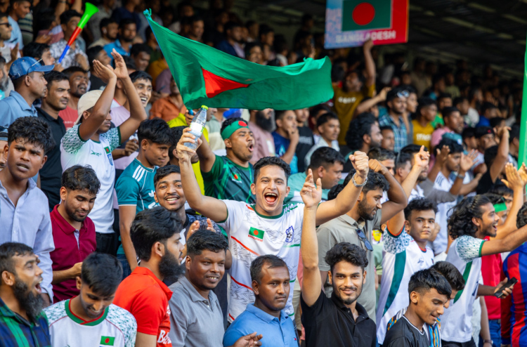 ބަންގްލަދޭޝް ސަޕޯޓަރުންގެ އަޑުން ގަލޮޅު ދަނޑަށް ދިރުން