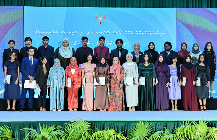 ހައި އެޗީވާސް ސްކޮލާޝިޕަށް މަދުވެގެން އެއް އޭ ސްޓާ ހޯދަން ޖެހޭ ގޮތަށް ބަދަލެއް