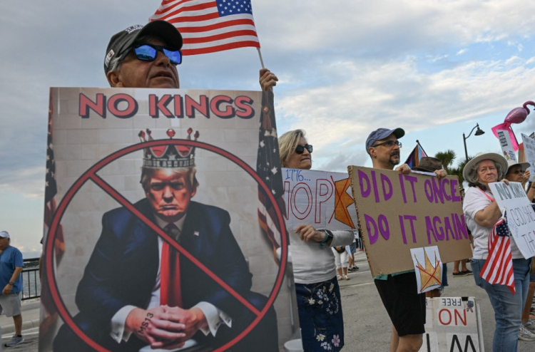 ރަސްކަލަކު ބޭނުމެއް ނޫން: ޓްރަމްޕާ ދެކޮޅަށް ދެ ލައްކަ މީހުން މަގުމައްޗަށް