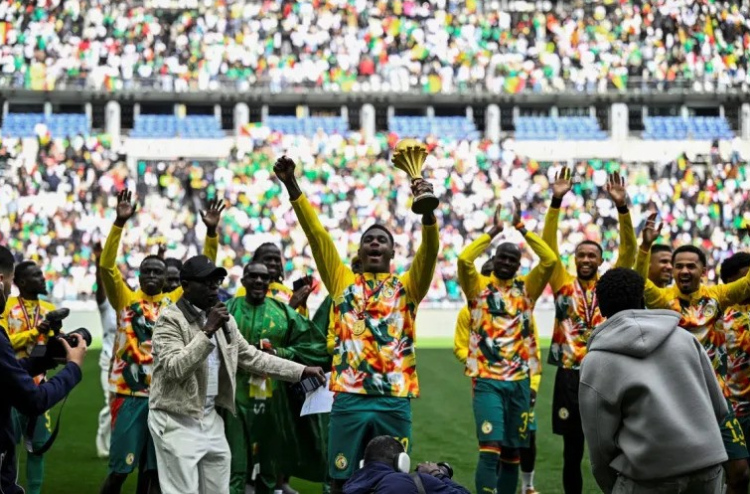 މޮރޮކޯއަށް ތަށި ދޭން ބޭނުން ނުވެ ސެނެގާލުން ތައްޓާއެކު ޕެރޭޑެއް