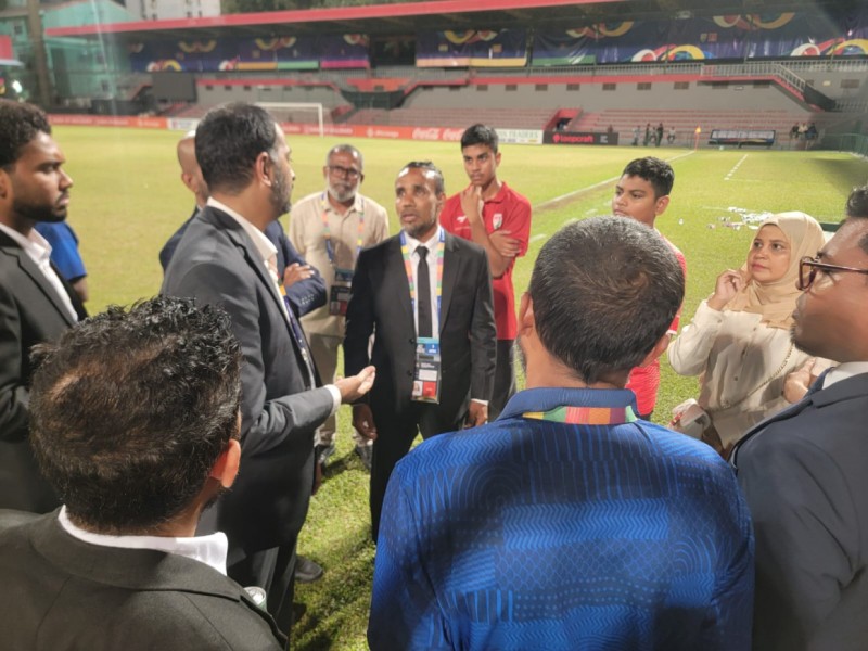 އިލާންގެ އަތުން އެވޯޑު އަތުލައި އިންޑިއާ ކުޅުންތެރިޔާއަށް ދިން މައްސަލަ ހޫނުވެއްޖެ