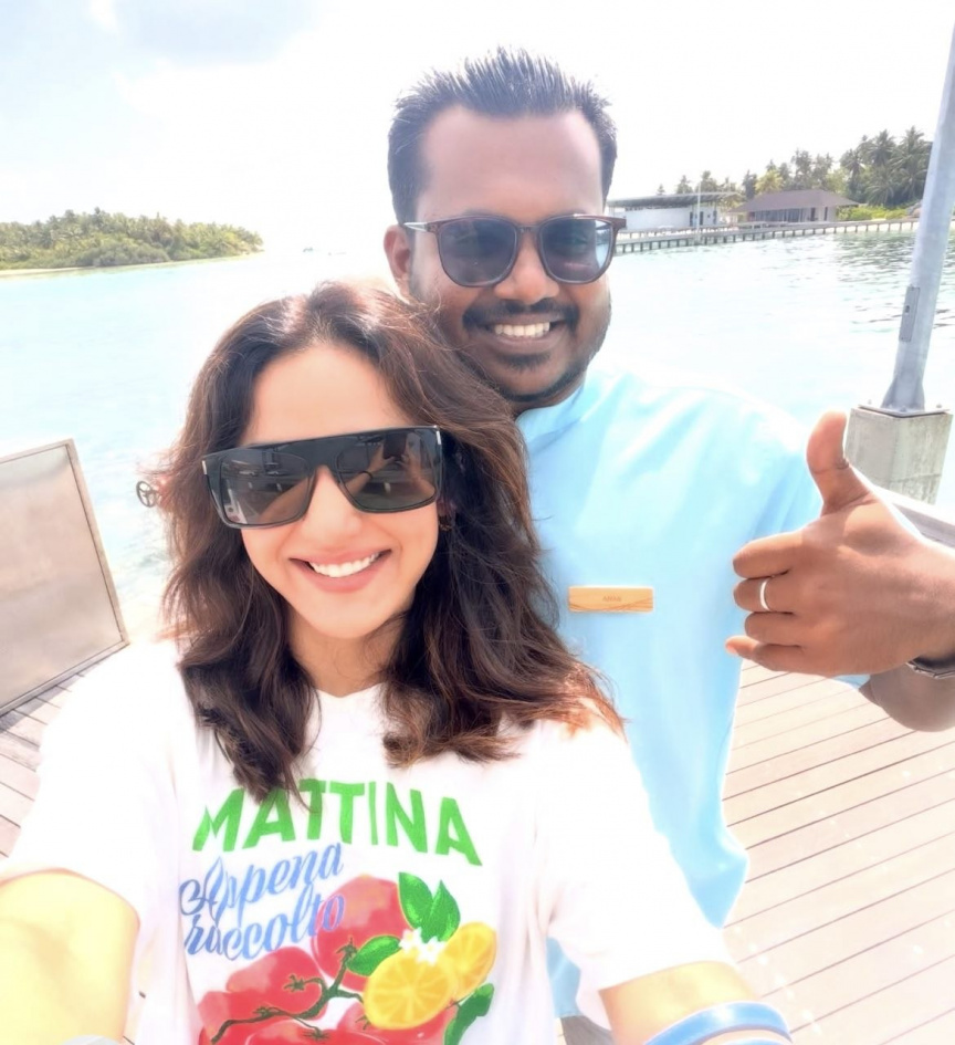 ރާއްޖެއަށްކުރި ދަތުރުގައި ދިވެހި ކެއުންތައް މާބޮޑަށް ކަމުގޮސް، ޖޭސްމިން ވެސް ކައްކަން ދަސްކޮށްފި