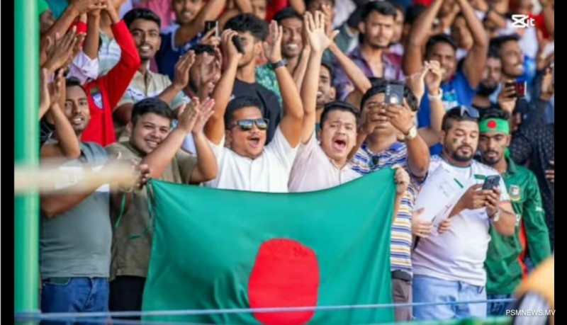 ގަލޮޅު ދަނޑުގައި ބަނގްލަދޭޝްގެ ސަޕޯޓަރުން: އިންޑިޔާ ކޯޗު ކަންބޮޑުވާ ކަމެއް