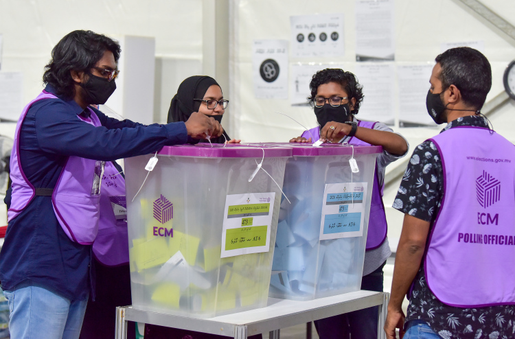 ކޮންމެ މީހަކަށް ތިން ވޯޓު ކަރުދާސް، ތިން ފޮއްޓަށް ވޯޓު ލާން ޖެހޭނެ