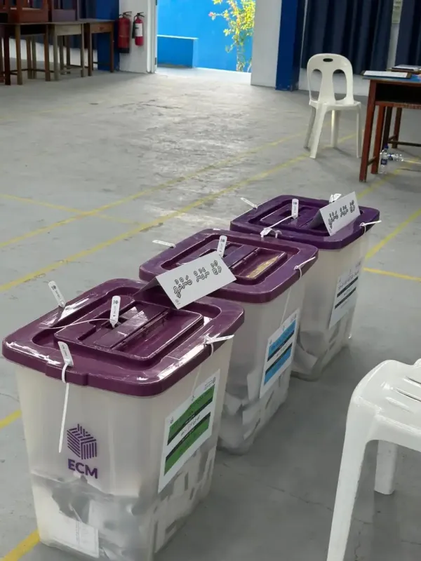 ދ. މީދޫ ޕީއެންސީ ކެންޑިޑޭޓް މޮޅުކުރަން ވޯޓު އޮޅުވާލައިފި! އީސީގެ ނަތީޖާ އިން މީދޫގައި ހުރި މީހަކު ލ. ފޮނަދޫ ފޮއްޓަކަށް ވޯޓު ލާފައިވާ ކަމަށް ވެސް ދައްކާ